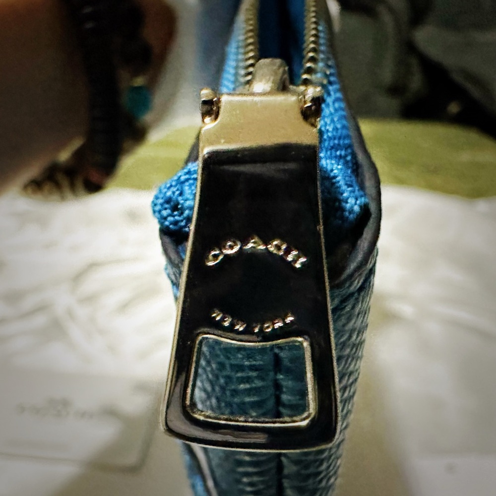 Coach Vibrant Blue Wristlet with Pink Accent new without tags - Picture 13 of 17